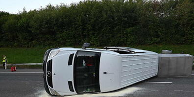 An Bord des Kleinbusses waren acht Menschen, fünf davon wurden beim Unfall auf der A1 bei Oberbüren SG leicht verletzt.