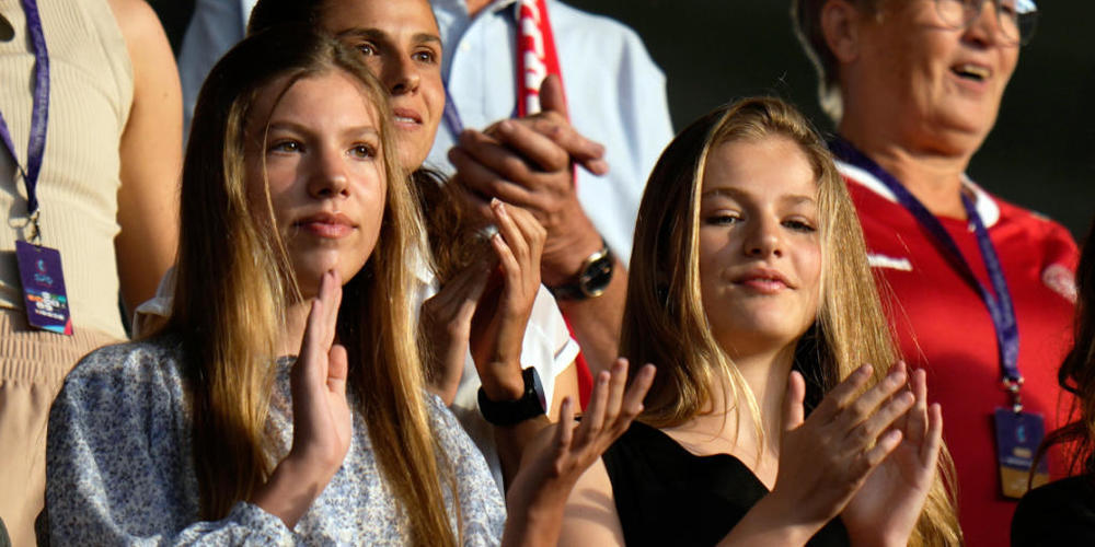 So jung und schon so viel Verantwortung: Prinzessin Sofia (l) und Kronprinzessin Leonor von Spanien vertreten beim Spiel Dänemark gegen Spanien bei der Frauen-Europameisterschaft 2022 das erste Mal ganz offiziell alleine die Krone im Ausland. Foto...