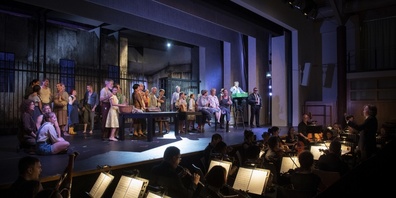 Bühnengestaltung und Licht prägen auch visuell die hohe Qualität der Operette Hombrechtikon. (Foto vom «Der Bettelstudent» 2019, Thomas Entzeroth).
