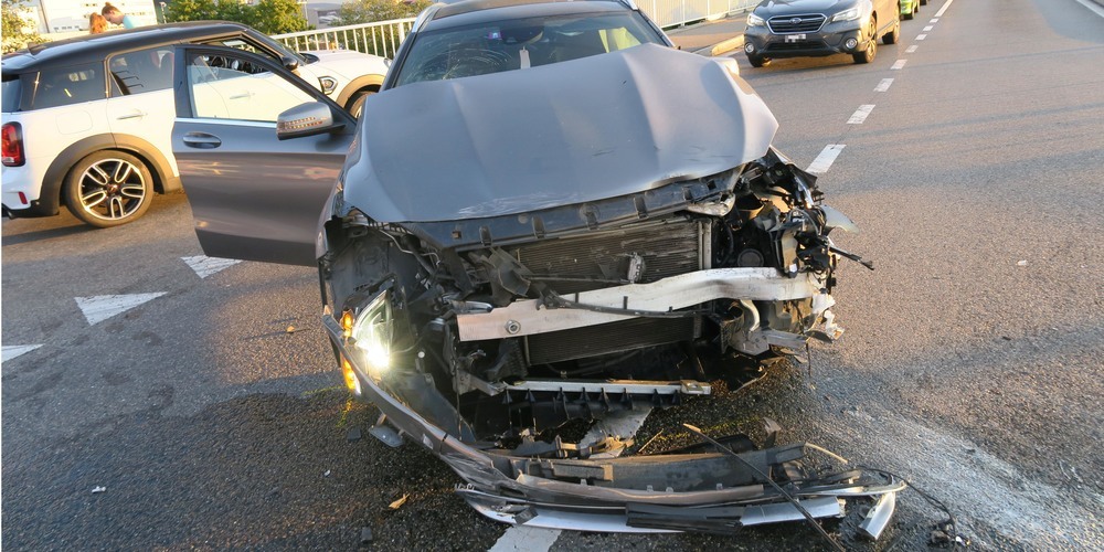 An den Fahrzeugen entstand hoher Sachschaden, verletzt wurde glücklicherweise niemand. 