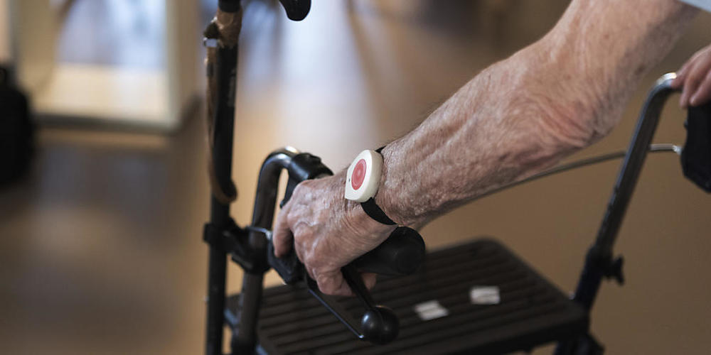Die vermisste 95-Jährige verliess das Seniorenheim in Domat/Ems mit einem Rollator. (Symbolbild)