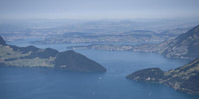 Zur Abkühlung empfiehlt sich diese Woche ein Ausflug in die Berge, wie es die Personen im Bild am Montag gemacht haben auf dem Niederbauen über dem Vierwaldstättersee. 