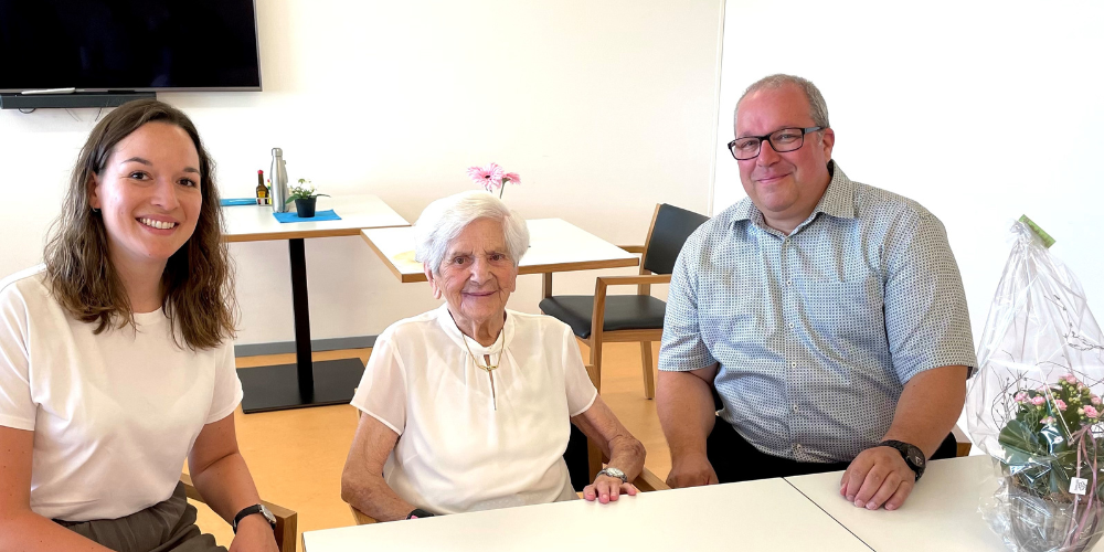 von links: Vanessa Vollmeiner (Stv.  Stadtschreiberin), Josephina Thür, Ruedi Mattle (Stadtpräsident)