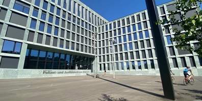 Der Eingang zum Polizei- und Justizzentrum Zürich (PJZ) ist voll gegen Süden ausgerichtet. Schwarzer Teer  begünstigt die Hitzebildung. Die Folge: 43 Grad Celsius im Schatten. 