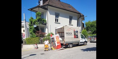 Letzte Woche noch die Petitionsübergabe, jetzt die Entfernung des Snackautomaten, der noch unbeliebter war als ein Radarkasten.  
