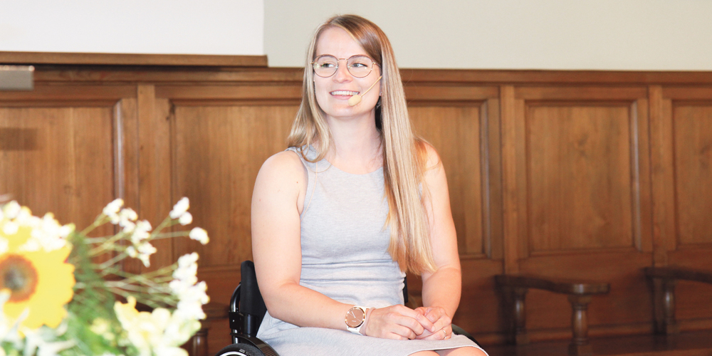 Die Para-Sportlerin Romy Tschopp richtete an der altra-Lehrabschlussfeier inspirierende Worte an die Anwesenden.