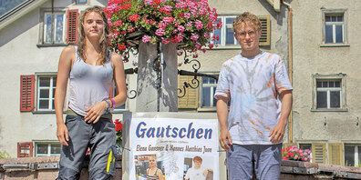 Gegautscht: Im Beisein der Familie und der Belegschaft der SL Druck + Medien AG landen Elena Gansner und Hannes Juon im Melser Dorfbrunnen. Sie zählen fortan zu den Jüngern Gutenbergs.