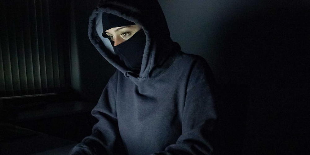 Unbekannte Betrügerinnen, die sich als Polizistin und Staatsanwältin ausgaben, nahmen einem älteren Ehepaar in St. Gallen 60'000 Franken ab. (Symbolbild)