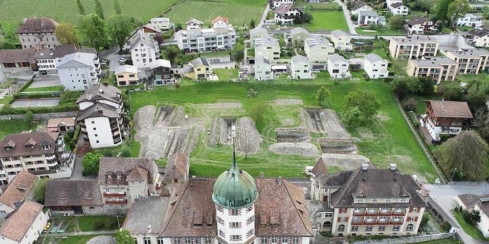 Die Zeugnisse der Römerzeit wurden im historischen Zentrum von Zizers im ehemaligen Obstgarten des Unteren Schlosses gefunden.
