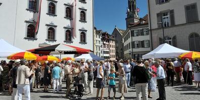 Im Anschluss offerieren Stadt und Ortsbürgergemeinde der Bevölkerung auf dem Platz vor dem Stadthaus einen Apéro