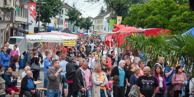 Diverse Marktstände und ein breites Angebot an regionalen, nationalen und internationalen kulinarischen Köstlichkeiten laden zum Stöbern, Verweilen und Konsumieren ein.