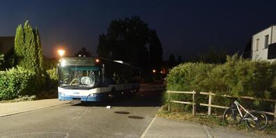 Bei einem Unfall in Maur ist ein 10-jähriger Knabe mittelschwer am Kopf verletzt worden. Im Bild der Linienbus mit kaputter Frontscheibe.