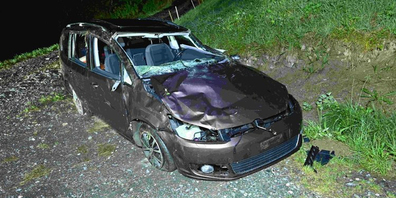 Totalschaden: Das in Weisstannen von der Strasse abgekommene Auto wurde beim Selbstunfall schwer in Mitleidenschaft gezogen.