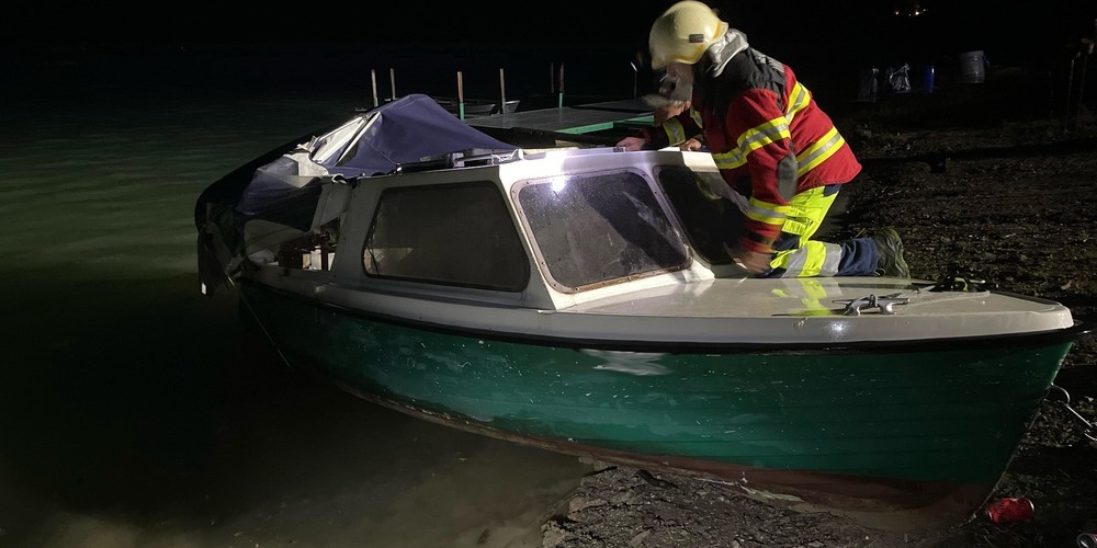 Die Feuerwehr konnte den Bootsbrand rasch löschen. 
