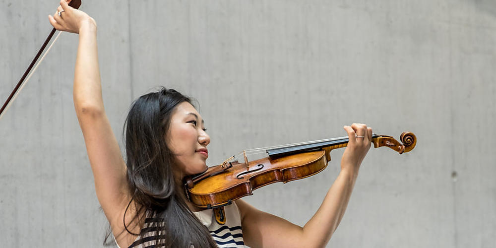 Die Geigerin Irina Pak mit der Biotech-Violine.