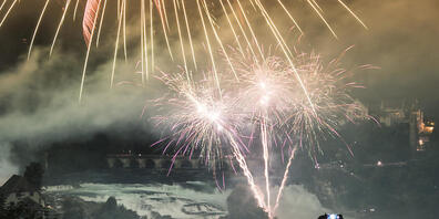 Könnte in diesem Jahr wegen der Trockenheit ausfallen: Das Feuerwerk über dem Rheinfall. (Archivbild)