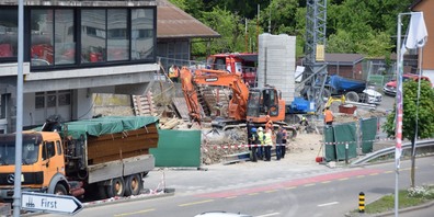 Fachleute machen am Unglücksort eine Tatbestandesaufnahme. 