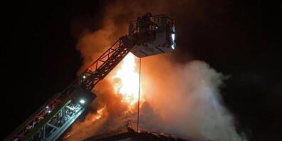Rasch breiteten sich die Flammen von einem brennenden Fahrzeuganhänger auf ein Wohnhaus aus. Der Sachschaden bei einem Brand in Männedorf wird auf über hunderttausend Franken geschätzt.