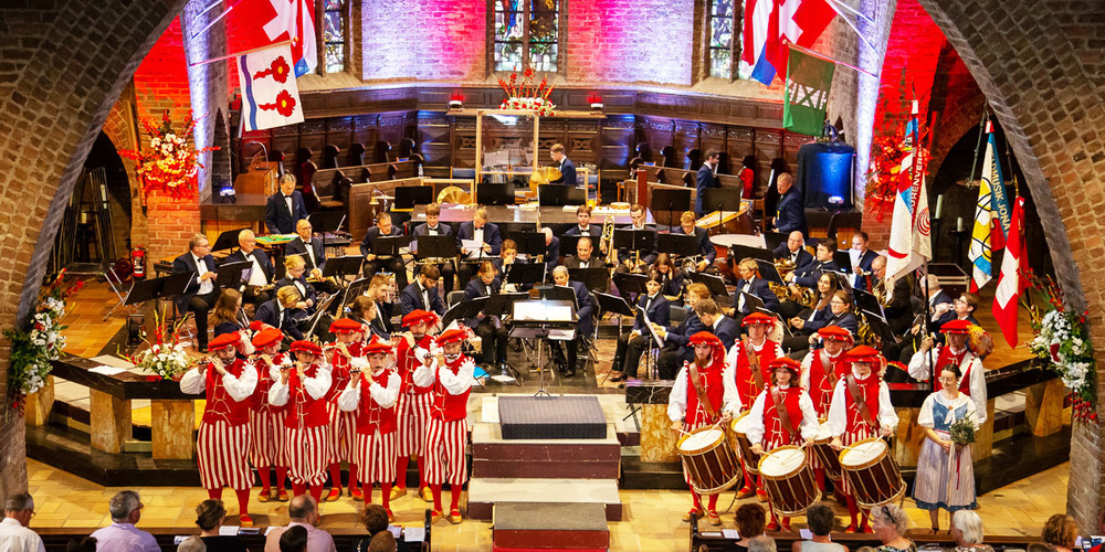 Die Feldmusik Jona und der Tambourenverein Elgg musizieren gemeinsam in der Kirche.