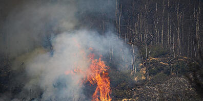 Bei der aktuellen Trockenheit können Feuer schnell ausser Kontrolle geraten. Der Kanton Graubünden erliess deshalb ein absolutes Feuerverbot. (Symbolbild)