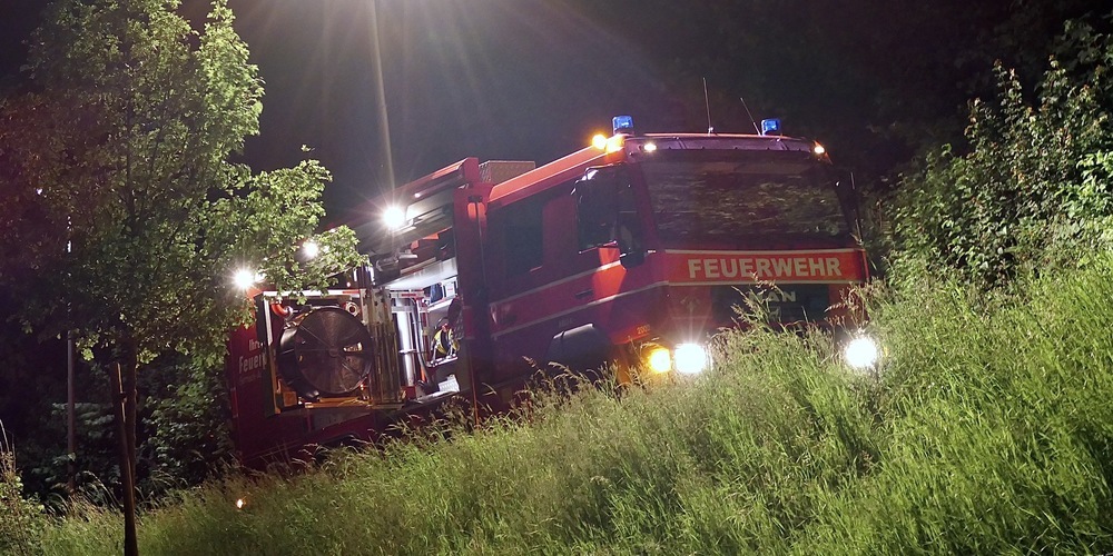 Die Feuerwehr im nächtlichen Einsatz an der Brändlihangstrasse