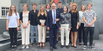 Gruppenbild der gewürdigten St.Galler Gymnasiastinnen und Gymnasiasten mit Stefan Kölliker, Vorsteher des Bildungsdepartementes.