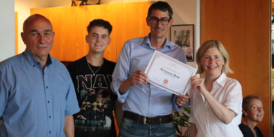 Der neugewählte Kreispartei-Präsident Thomas Müller (2. v. r.) führte durch die Gründungsversammlung. Weitere neugewählte Vorstandsmitglieder sind Pentti Aellig (nicht auf dem Bild), Lara Winzeler (nicht auf dem Bild), Erhard Stamm (l.) sowie Marc Welz (2. v. l.). SVP-Porgammchefin Esther Friedli (r.) war die Taufpatin.