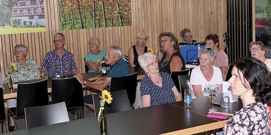 Rund dreissig Goldkehlen hatten sich im «Haus des Weines» zum gemeinsamen öffentlichen Singen getroffen