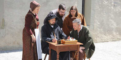 Der Verein «Theater im Hof» bietet eine zusätzliche Vorstellung ihres aktuellen Stücks.