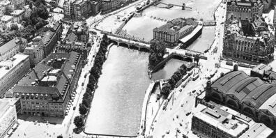 Das Papierwerd-Areal im Jahr 1950. Wenige Jahre später wurde der Limmatseitenarm zu einer Strasse umfunktioniert. 