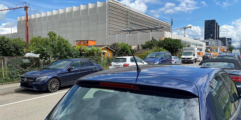 An der Vulkanstrasse fallen bald die Parkplätze weg. Der Familiengartenverein Altstetten-Albisrieden verliert damit die kostenlosen Parkplätze vor den Gärten. Dafür gibts künftig ein breites Trottoir und einen Veloweg nach Schlieren. Im Hintergrund: Die Swiss-Life-Arena. 