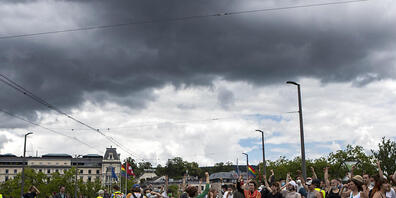 Auch bei der Blockade der Zürcher Quaibrücke im Juni 2020 war der pensionierte Pfarrer dabei. Damit der 82-Jährige nicht zu lange stehen muss, nimmt er jeweils einen Campingstuhl mit. (Archivbild)