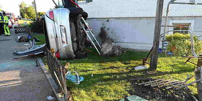 Das Auto landete im Garten eines Hauses.