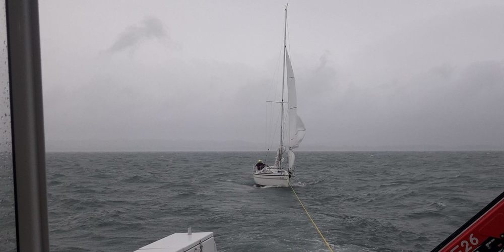 Eines der havarierten Segelboote wird durch die Wasserrettung in einen sicheren Hafen abgeschleppt