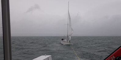 Eines der havarierten Segelboote wird durch die Wasserrettung in einen sicheren Hafen abgeschleppt