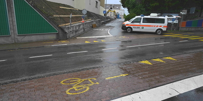 Der Velofahrer auf dem Radstreifen der Schönbodenstrasse wurde bei der Einmündung der Grüzestrasse von einem Autofahrer übersehen.