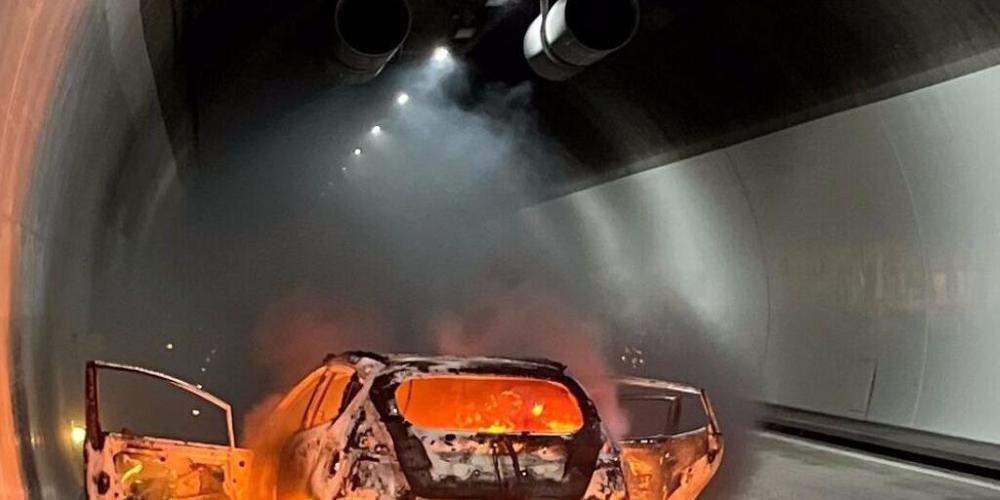 Nach dem Unfall brannte das Auto komplett aus.