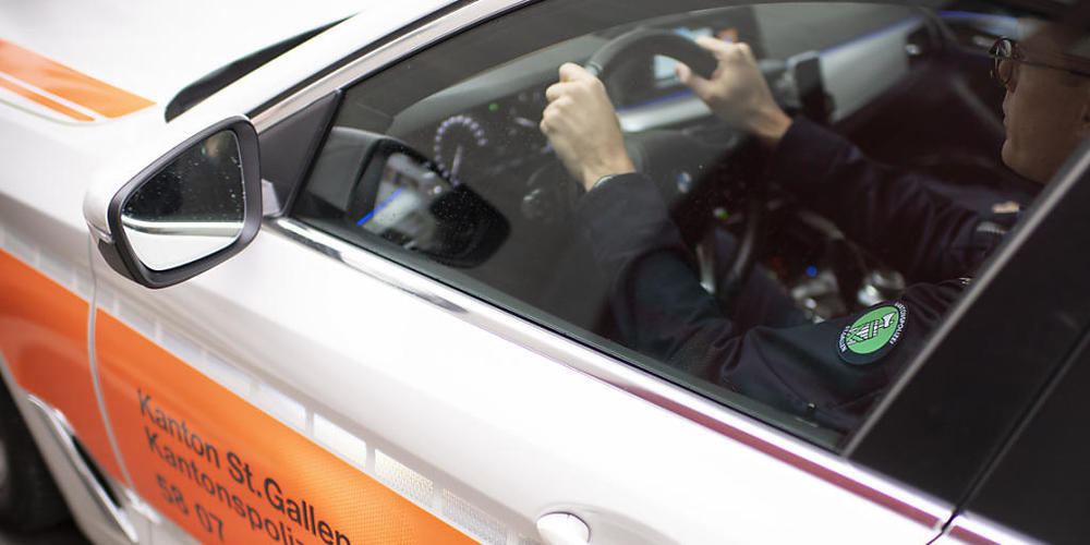 Neben der Stadtpolizei musste sich auch die Kantonspolizei mit einem alkoholisierten Mann befassen, der in St. Gallen den Verkehr behinderte und Baumaterial umwarf. (Symbolbild)