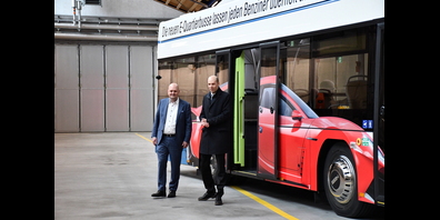 Die Verkehrsbetriebe Zürich haben acht neue Batterie-Quartierbusse in ihrer VBZ-Flotte. «Das Ende der Dieselbusse naht in grossen Schritten», sagt VBZ-Direktor Marco Lüthi (rechts).