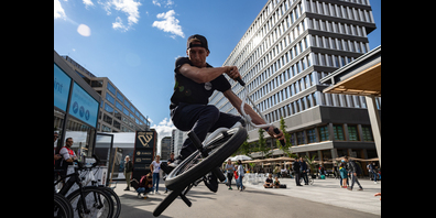 Der Zürcher BMX-Flatland-Profi Dan Hennig begeisterte mit seiner Akrobatik am Rad schon an der letztjährigen Cycle Week.