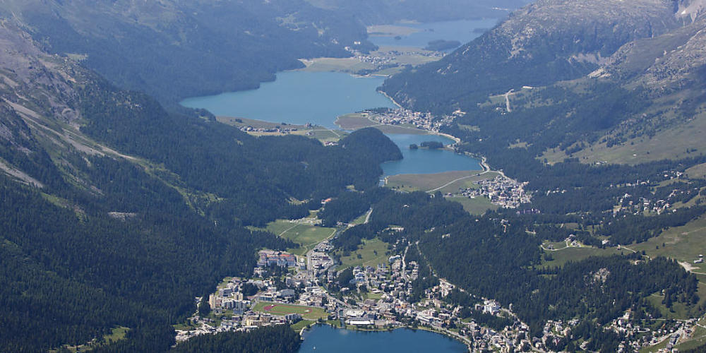 Namentlich im Oberengadin - vorne im Bild St. Moritz - beherrscht der Wohnungsmangel für Einheimische die öffentliche Diskussion. (Archivbild)