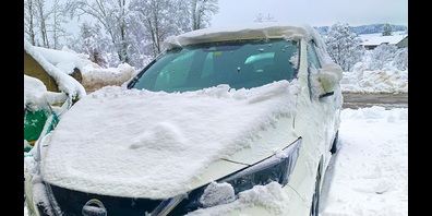 «Je nach Menge und gefahrener Geschwindigkeit können plötzlich lösendes und herunterfallendes Eis oder Schnee zu Geschossen werden und zu schweren Verletzungen oder Schäden an Fahrzeugen führen», sagt Florian Frei, Sprecher der Kantonspolizei Zürich.