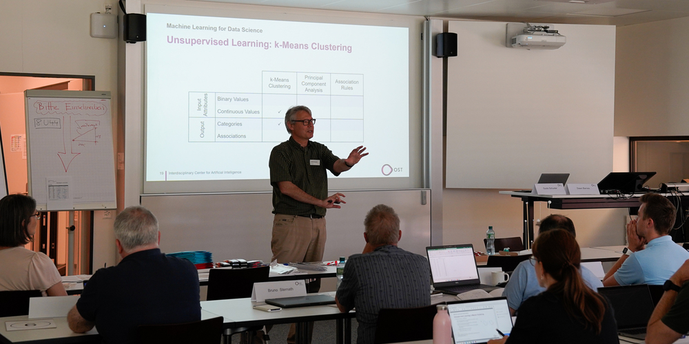 Guido Schuster bei einer Theorievorlesung