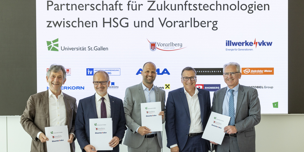 Die Vertragspartner der grenzüberschreitenden Kooperation: Prof. Bernhard Ehrenzeller, Rektor der Universität St.Gallen, Stefan Kölliker, Präsident des Universitätsrats, Landesrat Marco Tittler, Helmut Mennel und Christof Germann, Vorstandsmitglieder illwerke vkw AG.