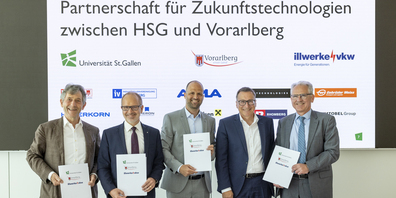 Die Vertragspartner der grenzüberschreitenden Kooperation: Prof. Bernhard Ehrenzeller, Rektor der Universität St.Gallen, Stefan Kölliker, Präsident des Universitätsrats, Landesrat Marco Tittler, Helmut Mennel und Christof Germann, Vorstandsmitglieder illwerke vkw AG.
