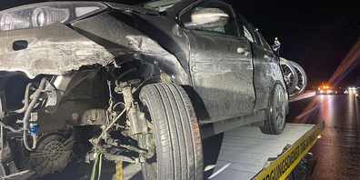 Das Auto wurde schwer beschädigt und musste abtransportiert werden. 