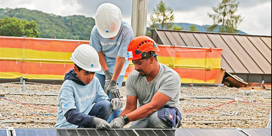 Oliver Schmid (r.) arbeitet als bauleitender Solarmonteur. Er schätzt, dass er sich in dieser Branche sehr gut weiterbilden kann. 