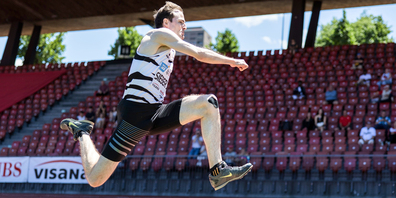 Simon Sieber feiert den Schweizer Meistertitel im Dreisprung.