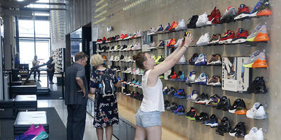 Der Sportartikel-Hersteller Nike hat im jüngsten Quartal wegen Lieferketten-Problemen und wegen des Lockdowns in China einen rückläufigen Umsatz hinnehmen müssen. (Archivbild)