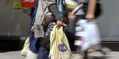 Die Konsumentenpreise in Deutschland steigen: Passanten in Hamburg mit ihren Einkäufen (Archivbild).